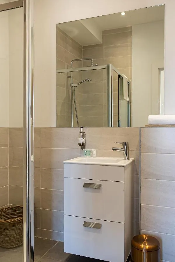 Luxury Fully Equipped Kitchen Ormeau Park Apartment Belfast