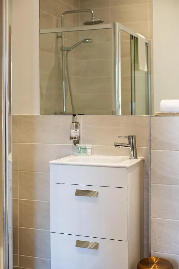 Luxury Fully Equipped Kitchen Ormeau Park Apartment Belfast United Kingdom
